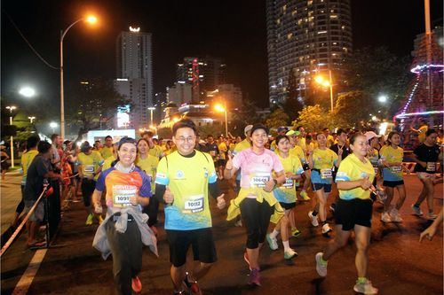 Sôi nổi trên đường đua giải chạy đêm Nha Trang Night Run Sanvinest - Báo Khánh Hòa 2024