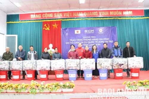 Hội Chữ thập đỏ tỉnh phối hợp tặng 200 thùng hàng trị giá 300 triệu đồng tại huyện Bình Gia và huyện Văn Quan