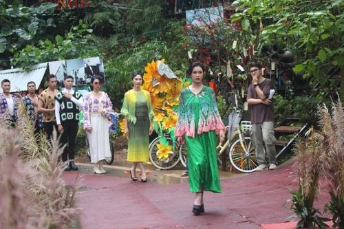 Trình diễn thời trang 'Đan áo mùa Xuân' trong chiều mưa