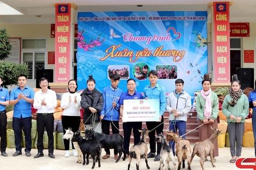 Chương trình 'Xuân yêu thương' tại xã Bó Sinh