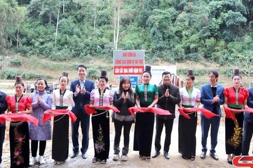 Khánh thành cầu sắt qua suối Nậm Pát