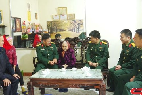 Bộ Chỉ huy quân sự tỉnh thăm, tặng quà gia đình mẹ Việt Nam Anh hùng