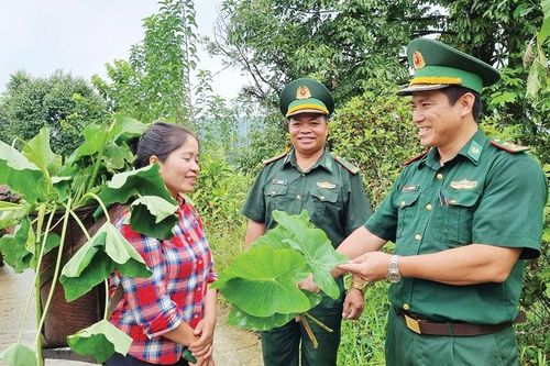 Gương sáng ở miền biên