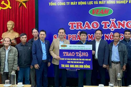 VEAM tặng 20 máy cày cho bà con thiệt hại do bão lũ
