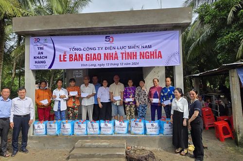 Tổng công ty Điện lực miền Nam trao tặng nhà tình nghĩa tại Vĩnh Long và Long An
