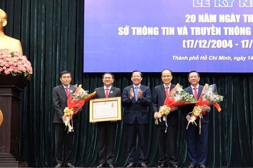 Sở Thông tin và Truyền thông TP.HCM nhận Huân chương Lao động hạng Nhì