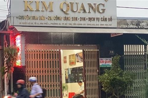 Truy bắt nóng hai kẻ dùng búa cướp tiệm vàng