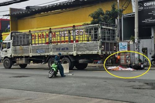 Tránh xe máy từ vỉa hè lao xuống, người đàn ông bị xe tải cán tử vong