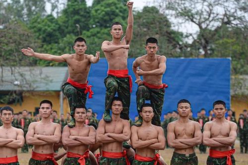 Lính đặc công mình trần luyện võ giữa giá rét