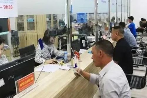 Người dân đến làm thủ tục cấp, đổi GPLX tăng đột biến