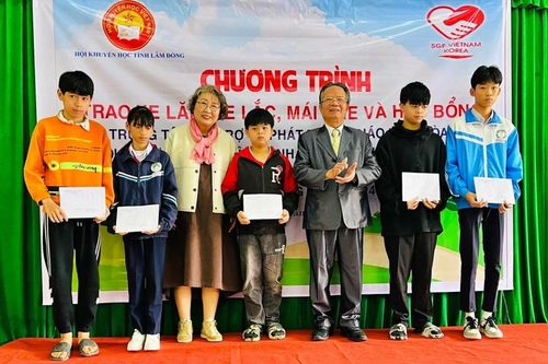 Hội Khuyến học tỉnh Lâm Đồng vận động 250 triệu đồng quà tặng cho học sinh và phụ huynh khuyết tật