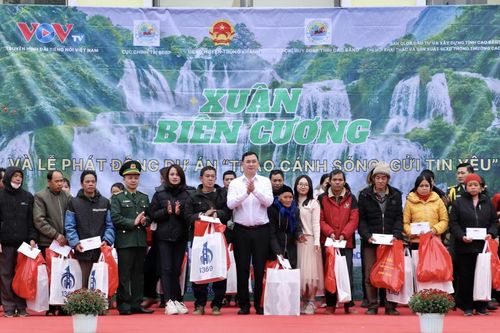 Chương trình 'Xuân biên cương' và lễ phát động dự án 'Trao cánh sóng, gửi tin yêu'