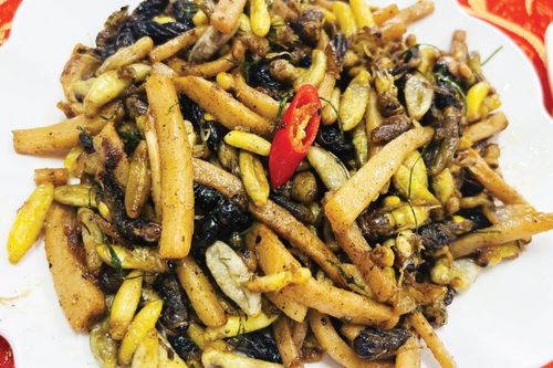 Nhộng ong xào măng chua