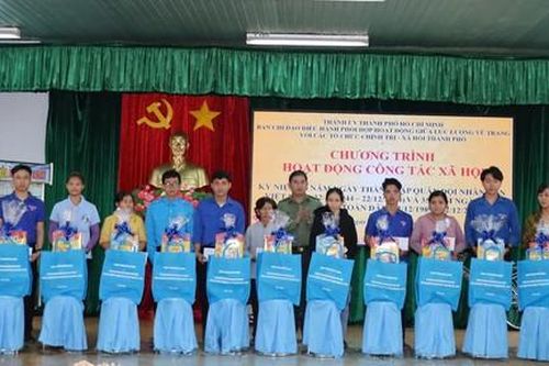 Các lực lượng vũ trang TPHCM: Thăm, tặng quà Mẹ VNAH và gia đình chính sách