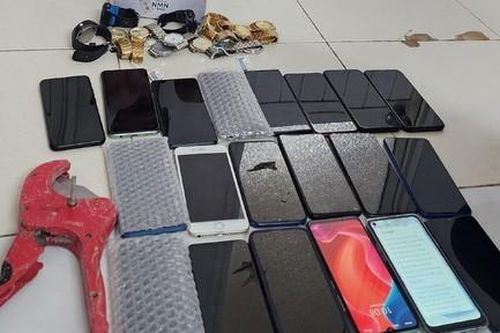Đối tượng trộm 17 ĐTDĐ và 12 đồng hồ tại các cửa hàng sa lưới