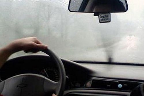 Kinh nghiệm lái ô tô trong thời tiết mưa rét