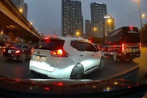 Xe ô tô bật xi nhan trái nhưng rẽ phải bị phạt bao nhiêu tiền?