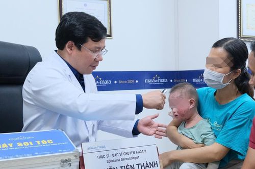 Em bé phồng rộp mặt, da chảy dịch vì tắm lá chữa viêm da cơ địa