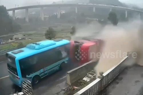 Xe tải chở cát lật nhào tông thẳng xe buýt