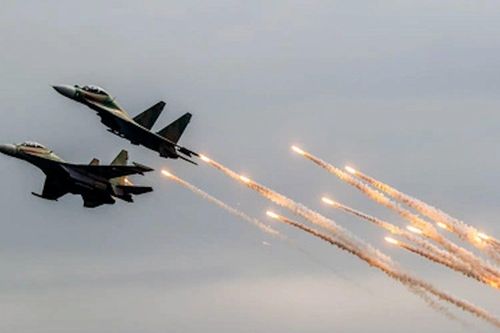 Xem SU-30MK2 trình diễn thả mồi bẫy nhiệt trên bầu trời Hà Nội