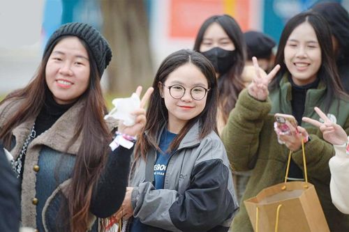 Fan nữ vượt 200km, xếp hàng từ 6h mong gặp anh tài Tự Long, Đăng Khôi