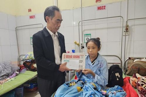 Trao tiền bạn đọc đến cô gái trẻ bị suy thận, phải thay khớp háng nhiều lần