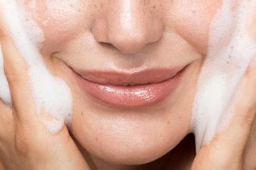 Cách chọn sữa rửa mặt cho da khô