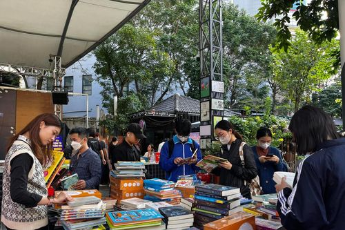 Hội Sách Giáng sinh 2024 giảm giá tới 70%