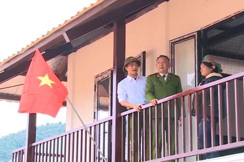 Những ngôi nhà khang trang ở Làng Nủ