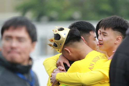 Thầy trò trường Phùng Khắc Khoan bật khóc, giấc mơ cuối cùng cũng thành hiện thực