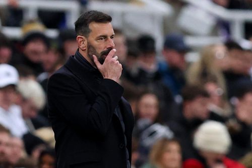 Van Nistelrooy nhận trái đắng đầu tiên tại Premier League