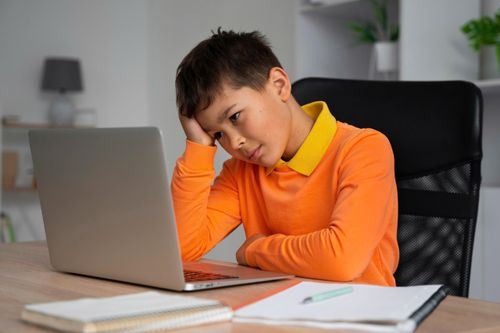 10 dấu hiệu trẻ lớn lên với bố mẹ quá yêu bản thân