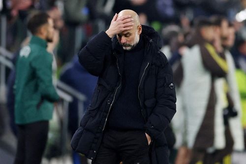 Cứu Manchester City, Guardiola nên nhờ Klopp giúp đỡ