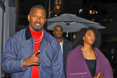 Jamie Foxx bị ném ly vào mặt