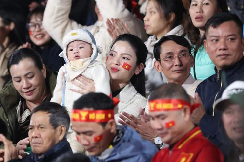 Vợ Quang Hải cùng dàn 'Anh tài' cổ vũ tuyển Việt Nam