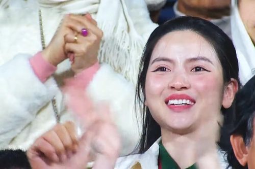 Bà xã xúc động khi Quang Hải ghi bàn