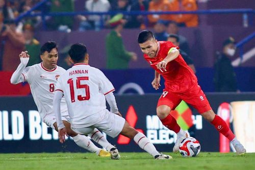 Quang Hải dành tặng bàn thắng cho vợ và con trai