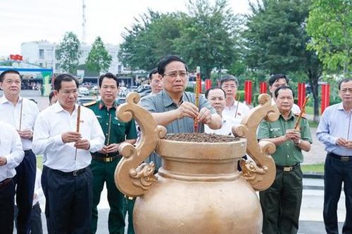 Thủ tướng dâng hương tại Khu di tích Chi bộ An Nam Cộng sản Đảng ở Cần Thơ