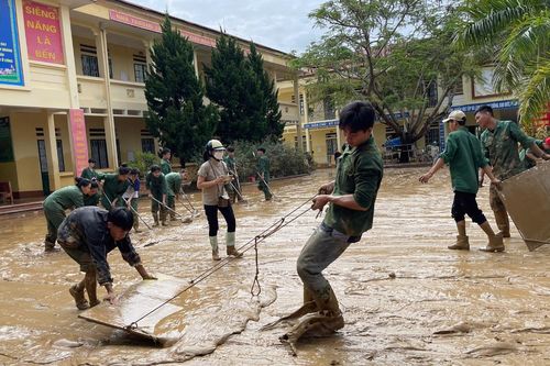Cấp ủy cơ sở, đảng viên - điểm tựa của nhân dân trong bão lũ