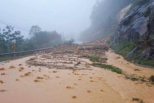 Khẩn trương xử lý sạt lở trên tuyến Quốc lộ 27C