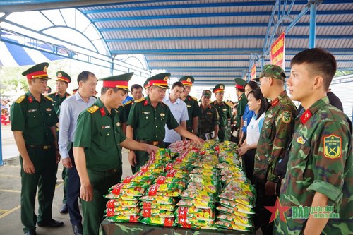 Bộ CHQS tỉnh Long An tổ chức 'Phiên chợ nghĩa tình quân-dân'
