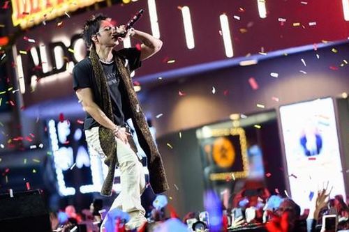 Giới trẻ 'đu' show có Sơn Tùng M-TP hot không kém các 'Anh Tài Chông gai'