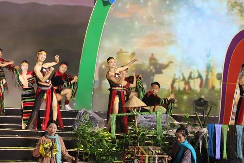 Tái hiện ngành trà, tơ lụa Bảo Lộc trên sân khấu 'hương trà sắc tơ'