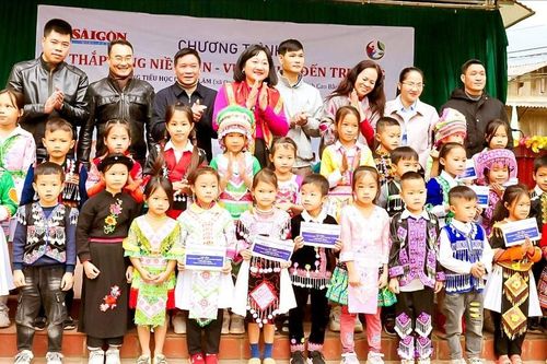 Chia sẻ với thầy trò vùng khó khăn tỉnh Cao Bằng
