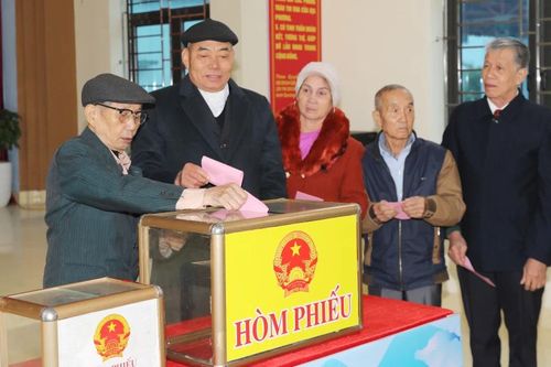 Người dân Quảng Ninh đi bầu trưởng thôn, bản, khu phố