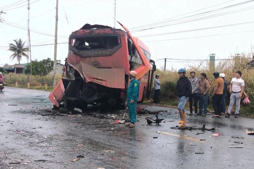 Hai xe khách tông trực diện trên Quốc lộ 14 khiến 1 người chết, 2 người bị thương