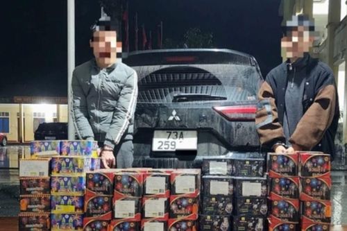 Đuổi bắt ô tô chở pháo lậu