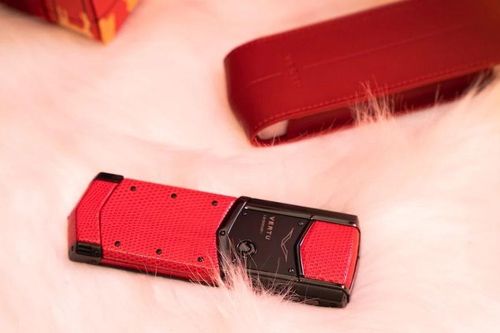 Vertu kết hợp với một món phụ kiện cho mùa Giáng sinh