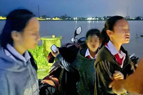 Quảng Nam: Người đàn ông cứu 3 em học sinh bị nước lũ cuốn trôi