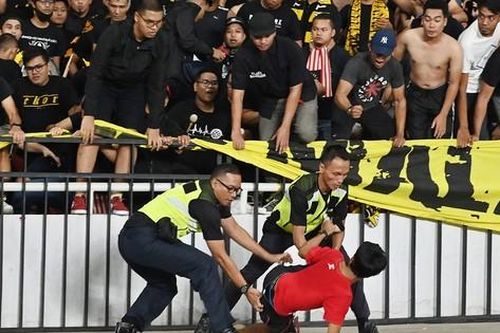 CĐV Thái Lan và Malaysia đánh nhau gây cảnh đổ máu